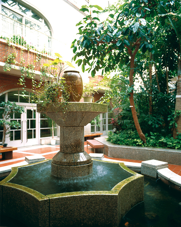 倉敷中央病院のシンボル「温室と噴水」